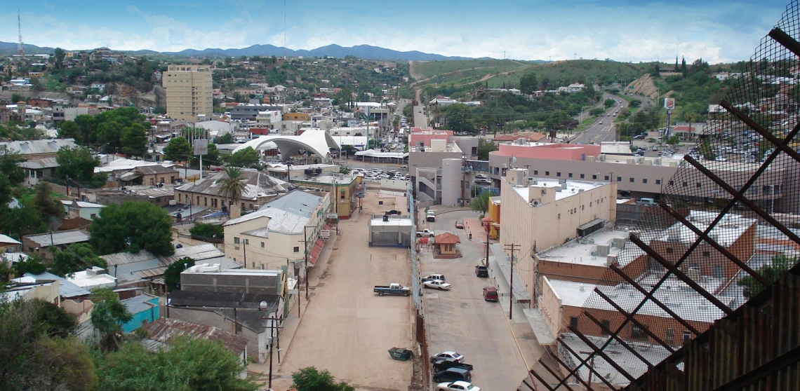City straddling the US-Mexico border Image of city straddling the US-Mexico border